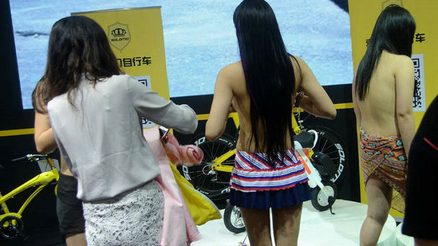 3 người mẫu bán khỏa thân gây náo loạn hội chợ xe đạp và mô tô