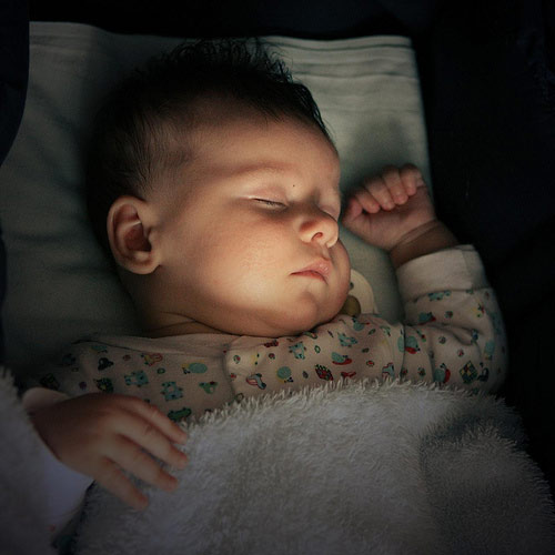 Tác hại giật mình của đèn ngủ với trẻ sơ sinh