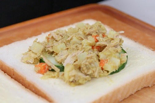 Bánh mì cá ngừ cà ri thơm ngon đúng điệu