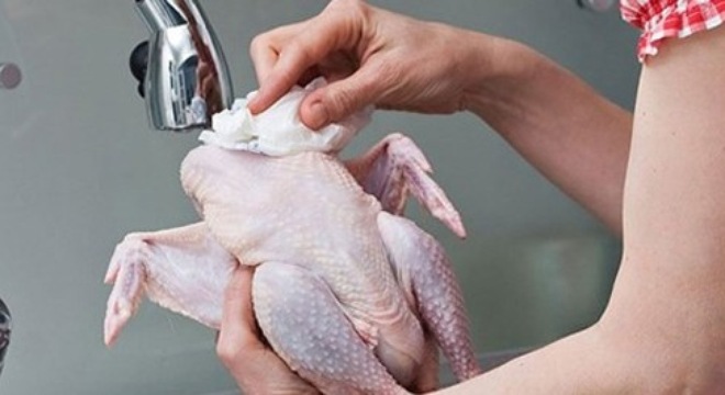 Chúng ta đã sai rồi, đừng rửa thịt gà như thế này nữa