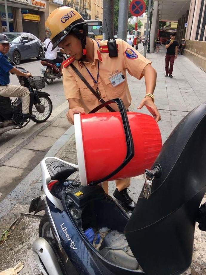 Hà Nội: Xe tay ga Liberty bất ngờ bốc cháy trên đường