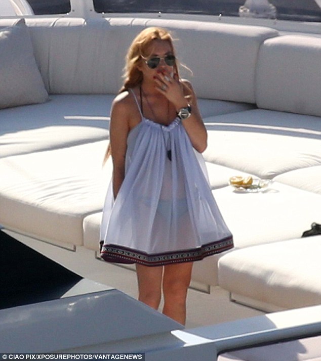 Lindsay Lohan lại gây sốc khi uống bia, hút thuốc lúc mang thai