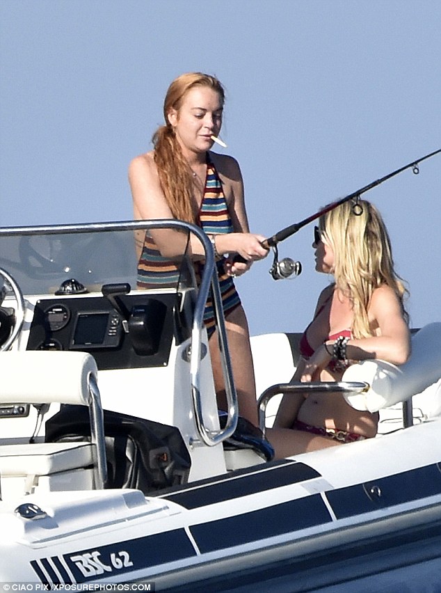 Lindsay Lohan lại gây sốc khi uống bia, hút thuốc lúc mang thai