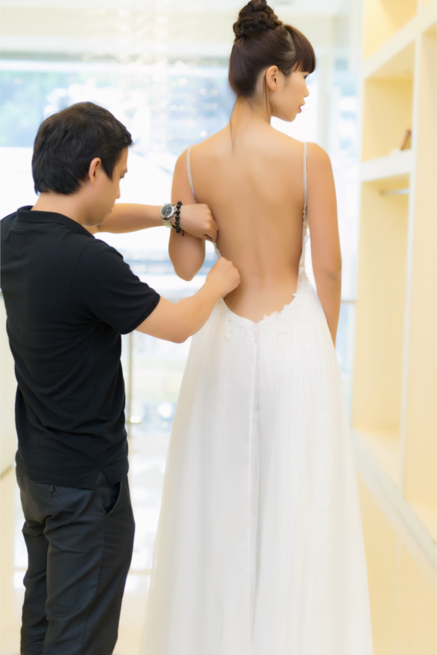 Ngắm chiếc váy cưới sexy của siêu mẫu Hà Anh