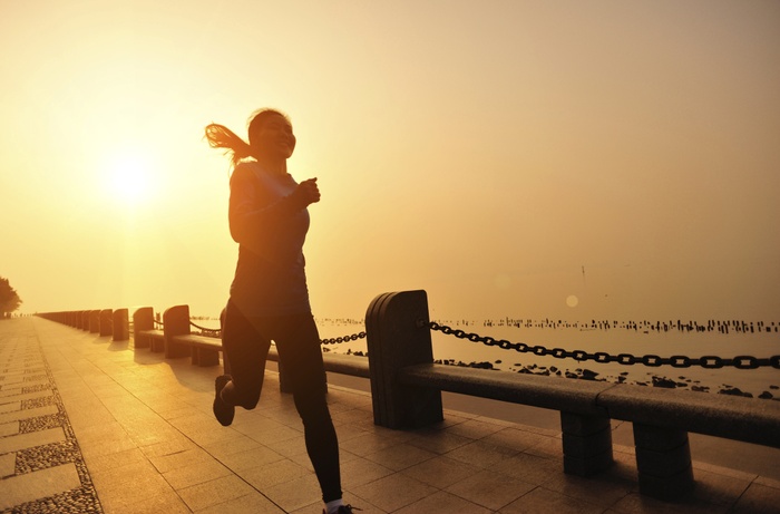 Tập thể dục buổi sáng hay buổi tối tốt hơn cho sức khỏe