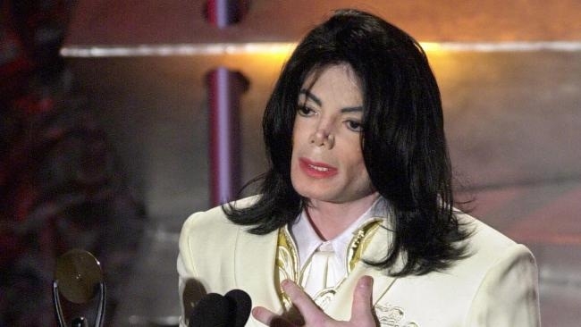 Tiết lộ kinh hoàng: Michael Jackson từng bị cưỡng hiếp khi còn nhỏ