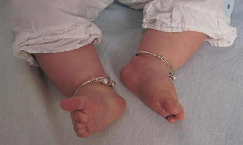 Chiếc vòng bạc hàng nghìn em bé đang đeo lại âm thầm hạ độc con bạn