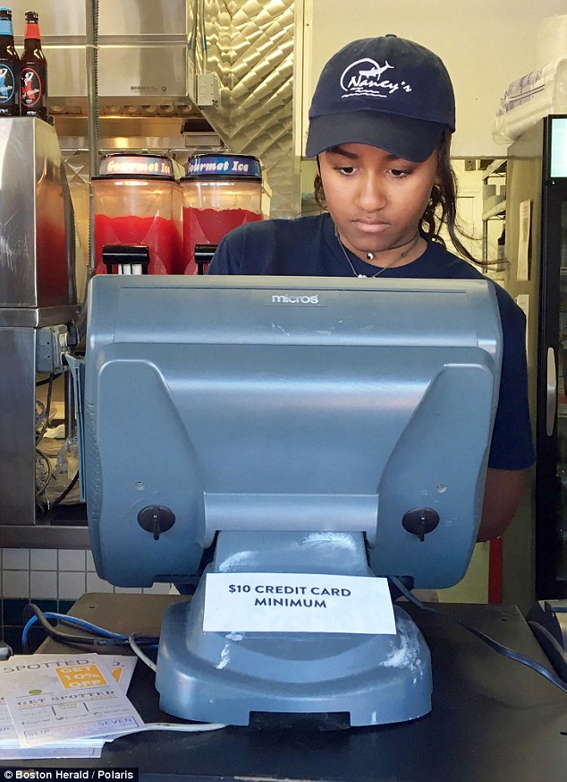 Con gái tổng thống Obama học cách kiếm sống bằng việc làm thêm ở nhà hàng
