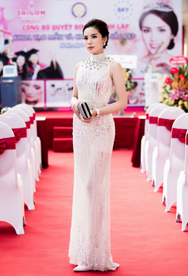 12 bộ trang phục đẹp nhất showbiz Việt tháng 7