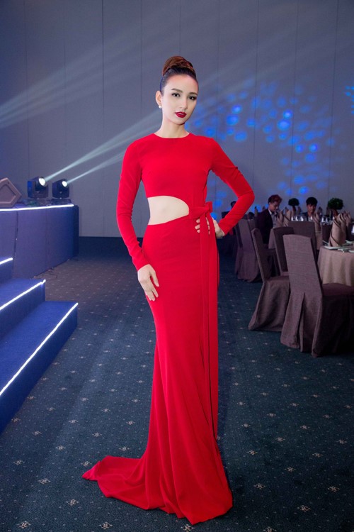 12 bộ trang phục đẹp nhất showbiz Việt tháng 7