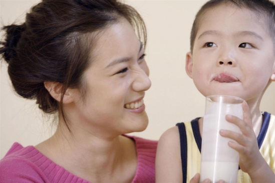 5 sai lầm tai hại của mẹ khi cho con uống sữa khiến trẻ mãi thấp lùn