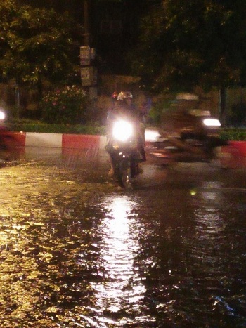 Cận cảnh mưa lớn Hà Nội ngập trong biển nước