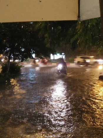 Cận cảnh mưa lớn Hà Nội ngập trong biển nước