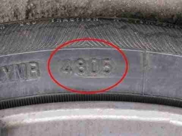 Thay lốp xe - Đại bí mật về 4 chữ số trên lốp xe, hãy cẩn thận để khỏi chết oan  (Baoventd.com)