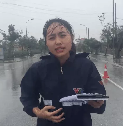 Bị 'ném đá' vì dầm mưa cập nhật bão số 3, nữ MC VTV nói gì?