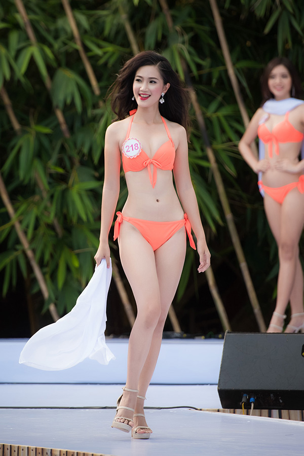 Bỏng mắt với phần trình diễn bikini của thí sinh Hoa hậu Việt Nam 2016