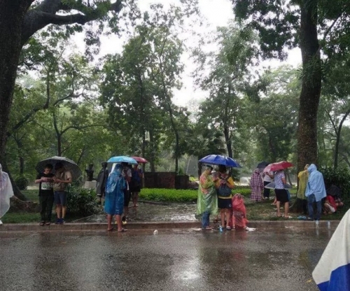 Bức xúc cảnh giới trẻ mặc áo mưa chơi game giữa trời mưa bão
