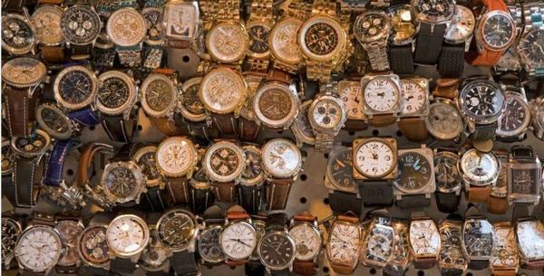 Buôn bán đồng hồ giả của những hãng nổi tiếng, 1 vốn 40 lời