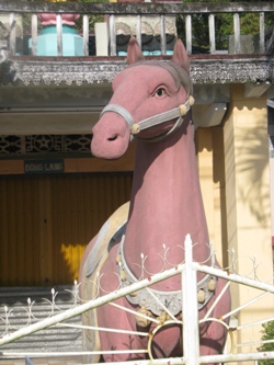 Câu chuyện lạ về ngôi chùa có duy nhất một vị sư và tượng chú ngựa xích thố