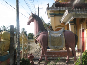 Câu chuyện lạ về ngôi chùa có duy nhất một vị sư và tượng chú ngựa xích thố