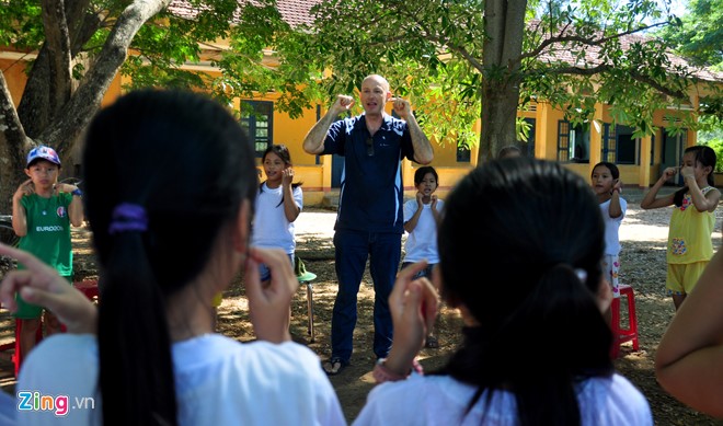 Chàng Tây dạy tiếng Anh miễn phí cho trẻ làng quê
