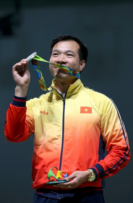 Hoàng Xuân Vinh nhận thưởng kỷ lục khi đoạt thêm HCB