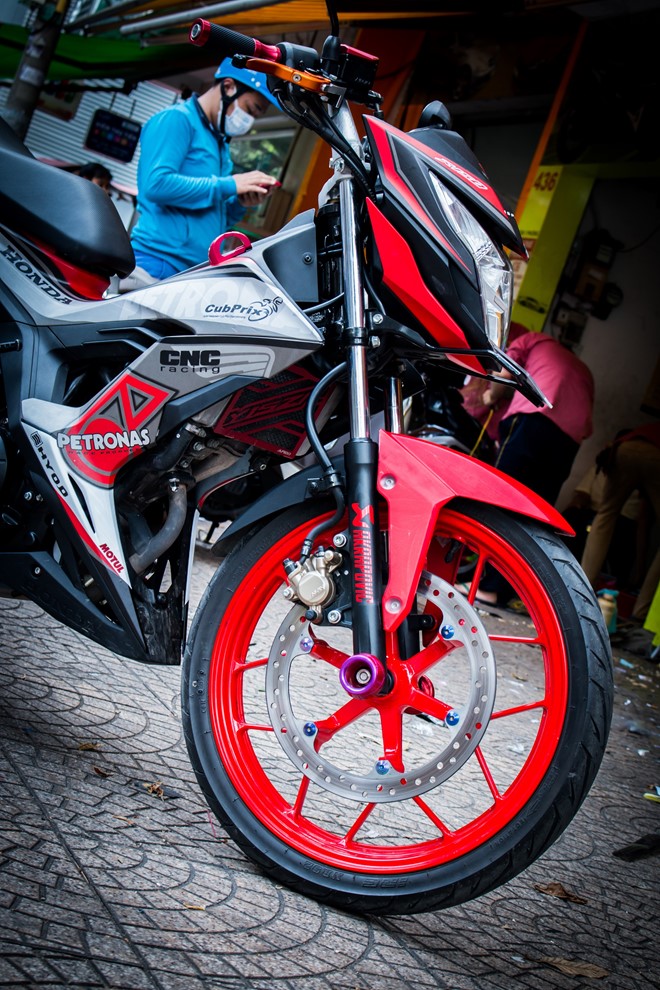 Honda Sonic dán decal bắt mắt ở Sài Gòn