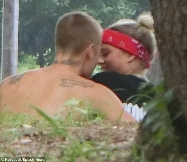 Justin Bieber lộ ảnh cởi trần, ôm hôn bạn gái nơi công cộng