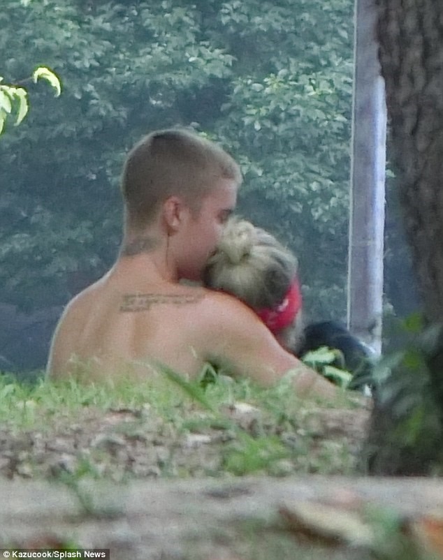 Justin Bieber lộ ảnh cởi trần, ôm hôn bạn gái nơi công cộng