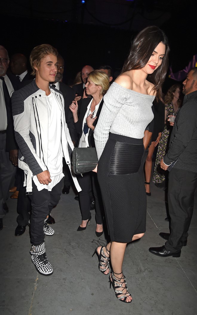 Kendall Jenner gợi ý cách mix loạt áo trễ vai hấp dẫn