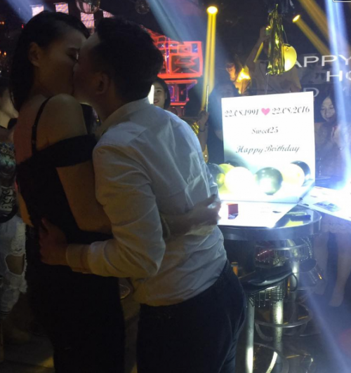 Màn cầu hôn lãng mạn ngay tại bar khiến nữ DJ Hà thành 'đứng hình'