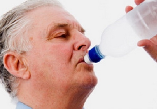 Người cao tuổi nên uống bao nhiêu nước mỗi ngày?