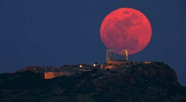Những lời đồn đoán ghê rợn về hiện tượng trăng máu bí ẩn