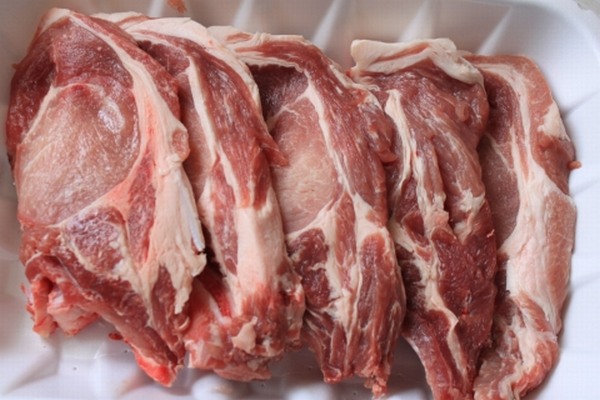 Người đi chợ dùng smartphone kiểm tra chất lượng thịt lợn như thế nào?