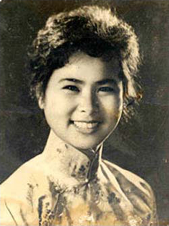 Nhà thơ Xuân Quỳnh (1962-1988) (bên trái) và NSƯT Tố Uyên