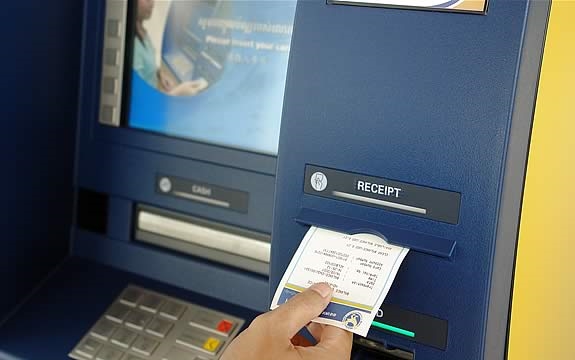 Bỏ ngay thói quen lấy biên lai khi rút tiền ATM nếu không muốn vô sinh