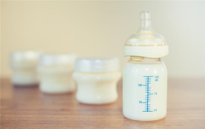 Bác sĩ nhi khoa khuyến cáo mẹ muốn xin sữa người khác cho con