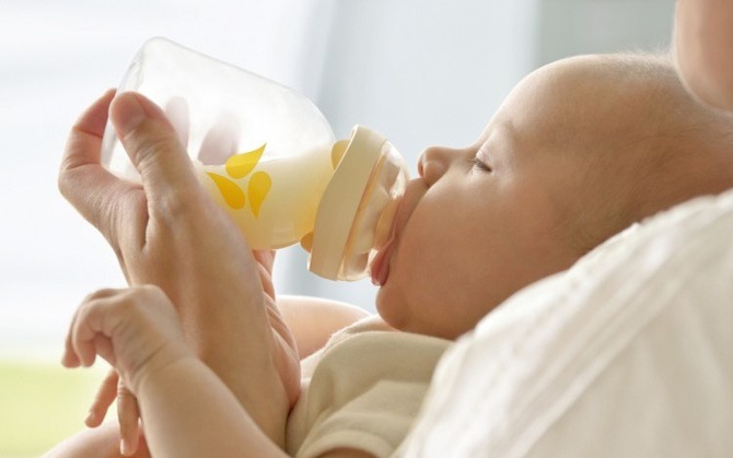 Bác sĩ nhi khoa khuyến cáo mẹ muốn xin sữa người khác cho con