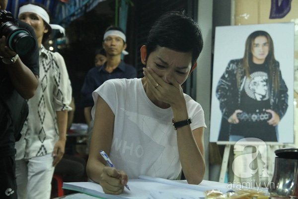 Bạn bè đồng nghiệp khóc nấc khi đến viếng Minh Thuận