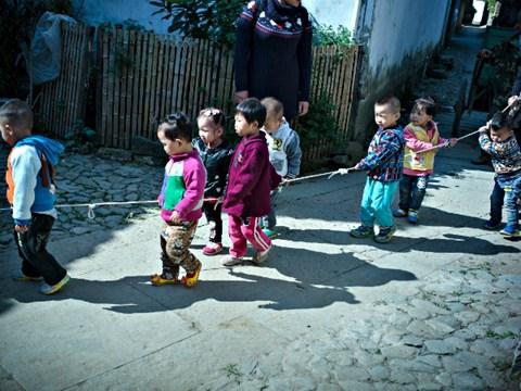 'Bi kịch đau lòng của 61 triệu trẻ em bị bố mẹ bỏ rơi tại Trung Quốc
