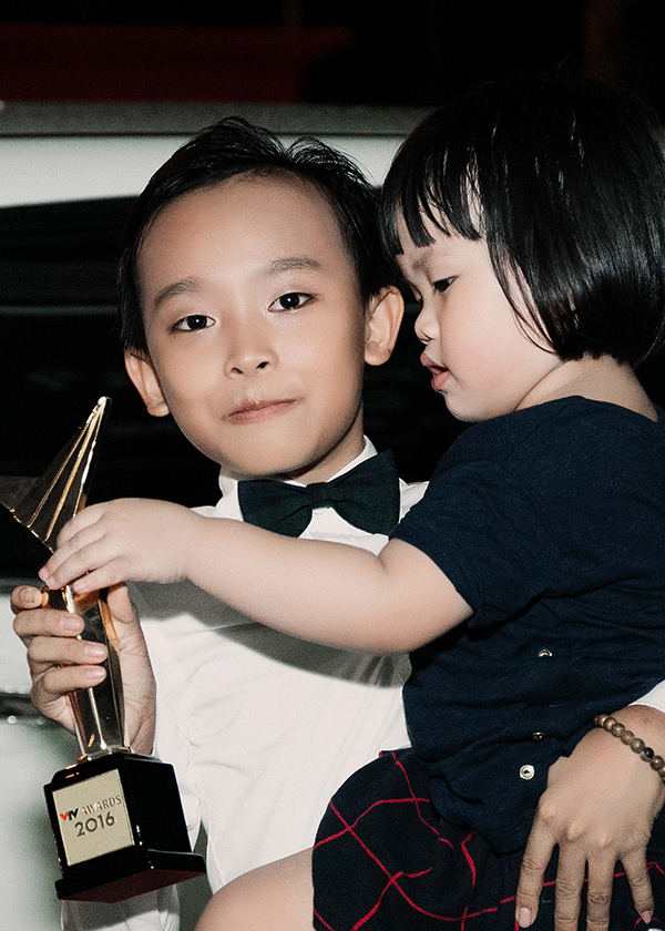 'Cậu bé hát đám cưới' Hồ Văn Cường bị fan vây kín sau khi nhận giải 'VTV Awards'