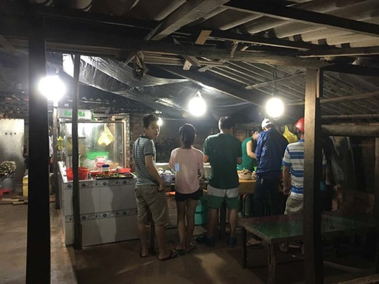 'Chen chân' ăn món bún quậy độc đáo ở Phú Quốc