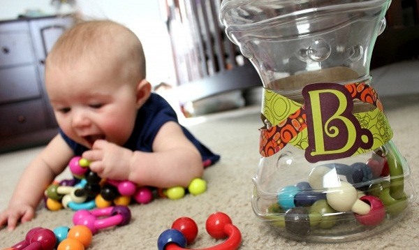 Cho con nghịch pin đồ chơi có ngày mất mạng vì nhiễm độc chì