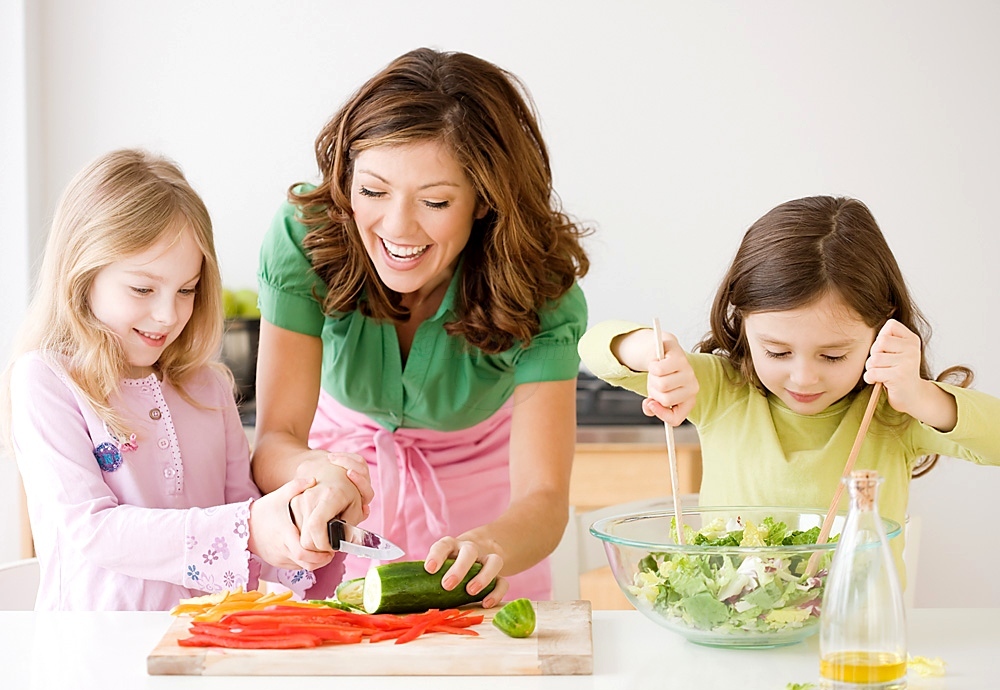 Chữa biếng ăn cho trẻ bằng cách cho con cùng nấu nướng