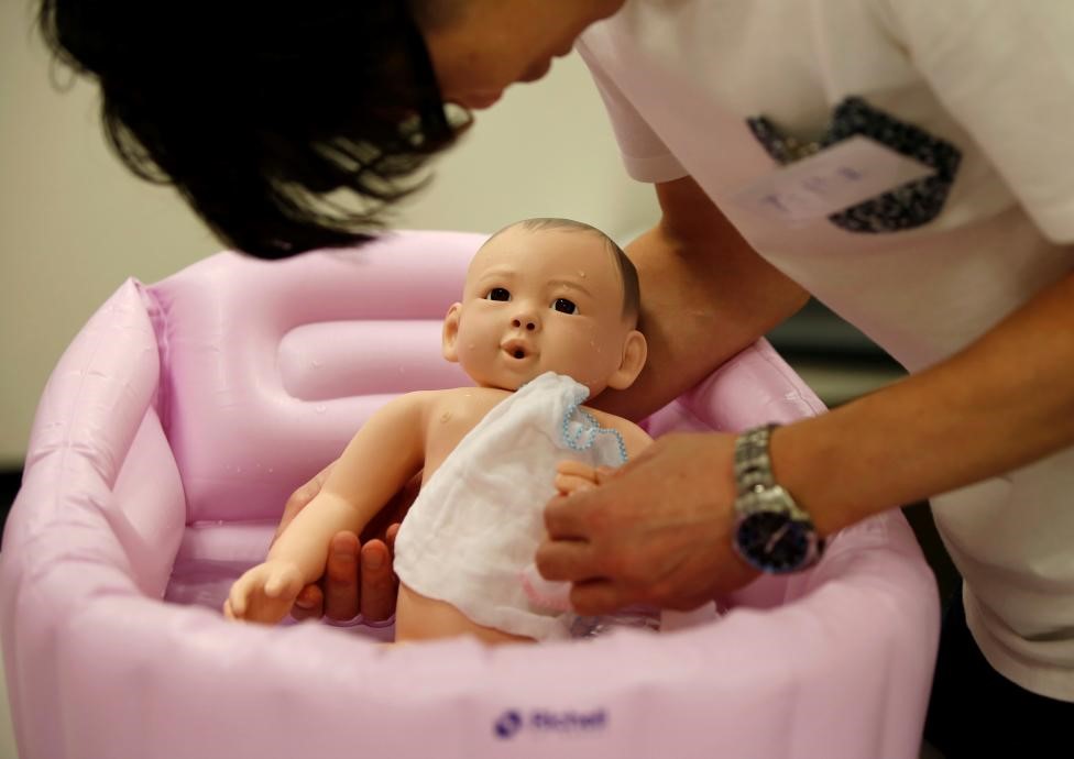 Đàn ông Nhật học chăm em bé để tránh ế vợ