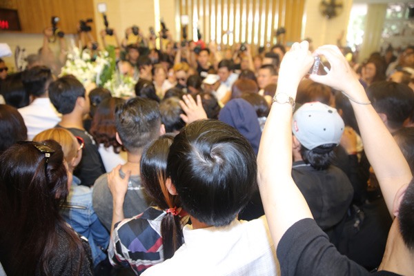 Đồng nghiệp khóc nức nở trong phút chia ly Minh Thuận