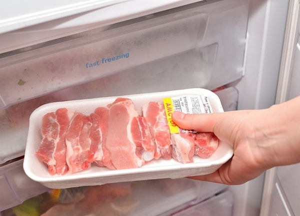 Đựng thực phẩm vào túi ni lông rồi nhét tủ lạnh: Bạn đang tự tay 