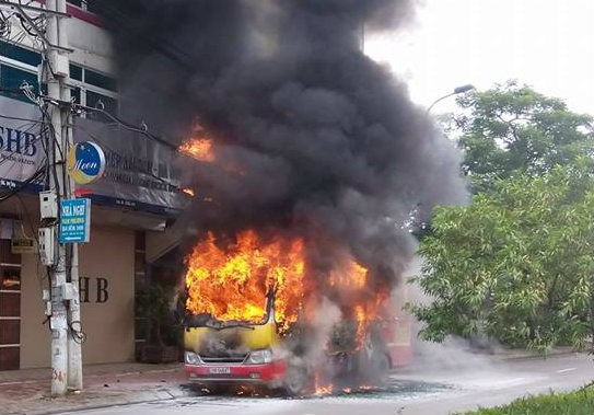 Hà Nội: Xe buýt bốc cháy ngùn ngụt trên đường Lạc Long Quân