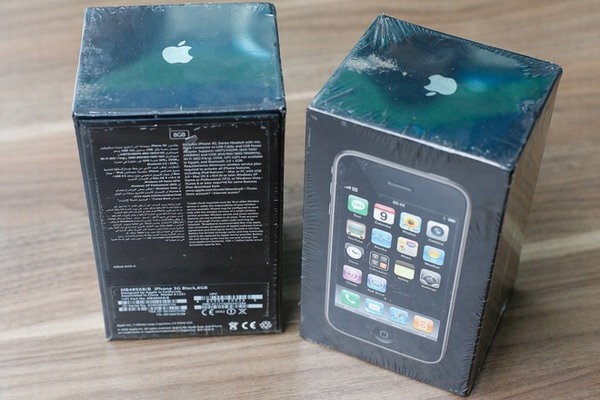 iPhone 3G 'fullbox' suốt 10 năm giá 50 triệu ở Việt Nam
