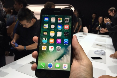 iPhone 7 xách tay rớt giá thảm hại hơn 10 triệu đồng